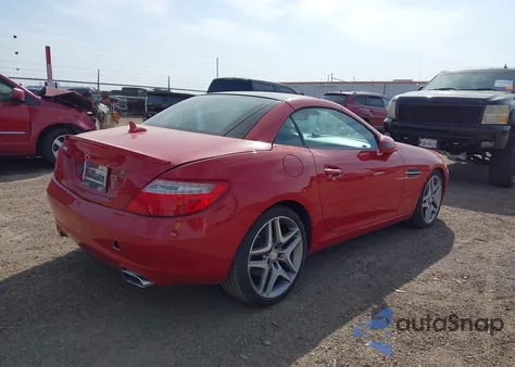 2016 Mercedes-Benz Slk 300 z USA, uszkodzony, nr VIN WDDPK3JA0GF124025
